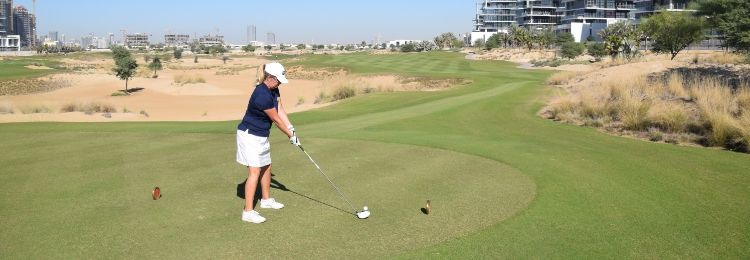 Camilla Armbrüster beim Golfen