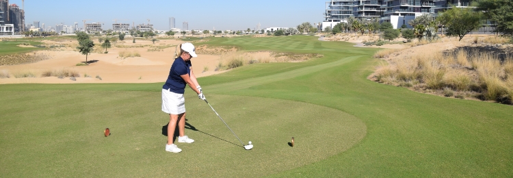 Camilla Armbrüster beim Golfen
