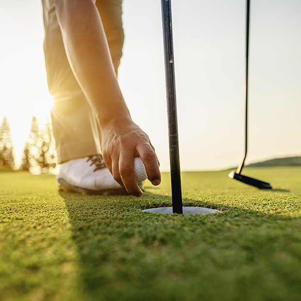Golfplatz Armbrüster Ballabschlag